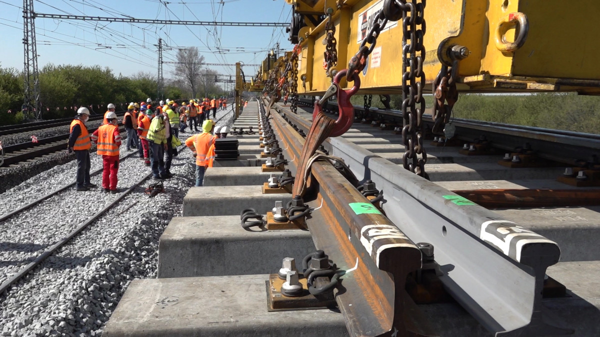 Installation of first two high-speed turnouts in the Czech Republic!